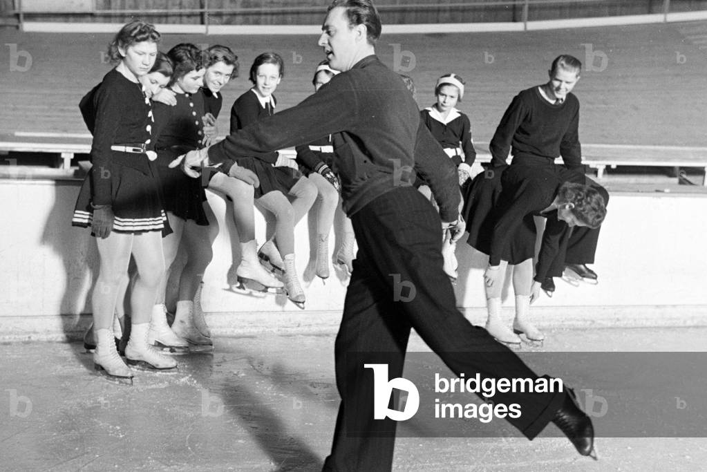 The Austrian figureskater and Olympics champion Karl Sch/Sfer during a training course of a group of Hitler Youth members in an ice stadium in Dortmund, Germany 1930s