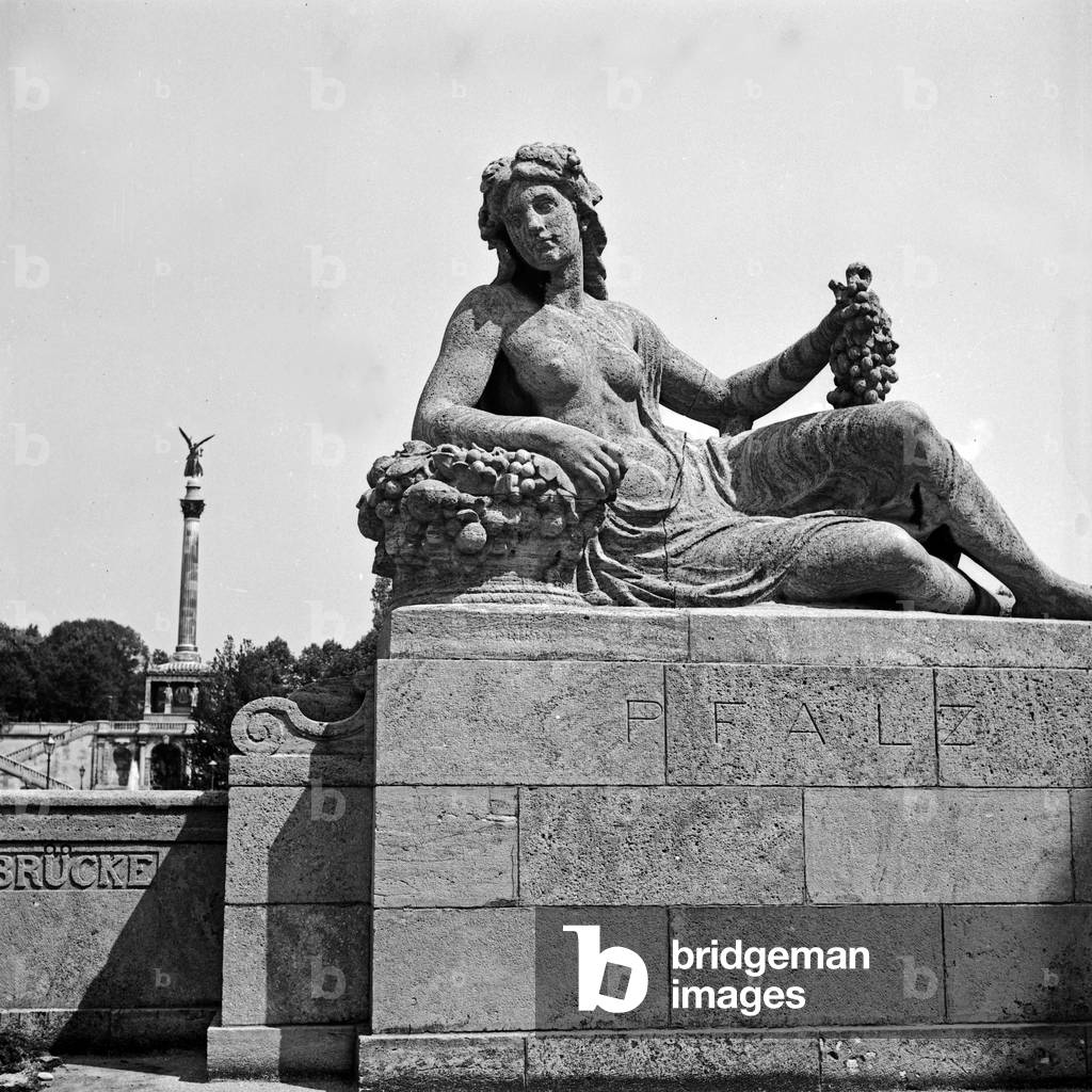 Scultpure of Palatina at the Luitpold bridge at Munich, Germany 1930s (b/w photo)