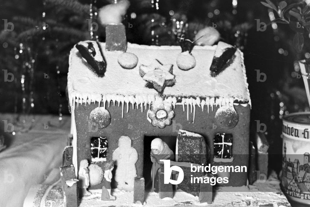 A family celebrating Christmas, Germany 1930s (b/w photo)
