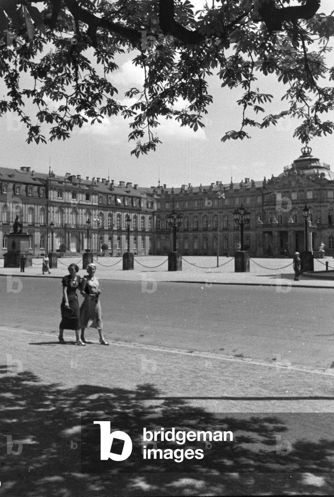 The main courtyard of the New Palace in Stuttgart, Germany 1930s (b/w photo)