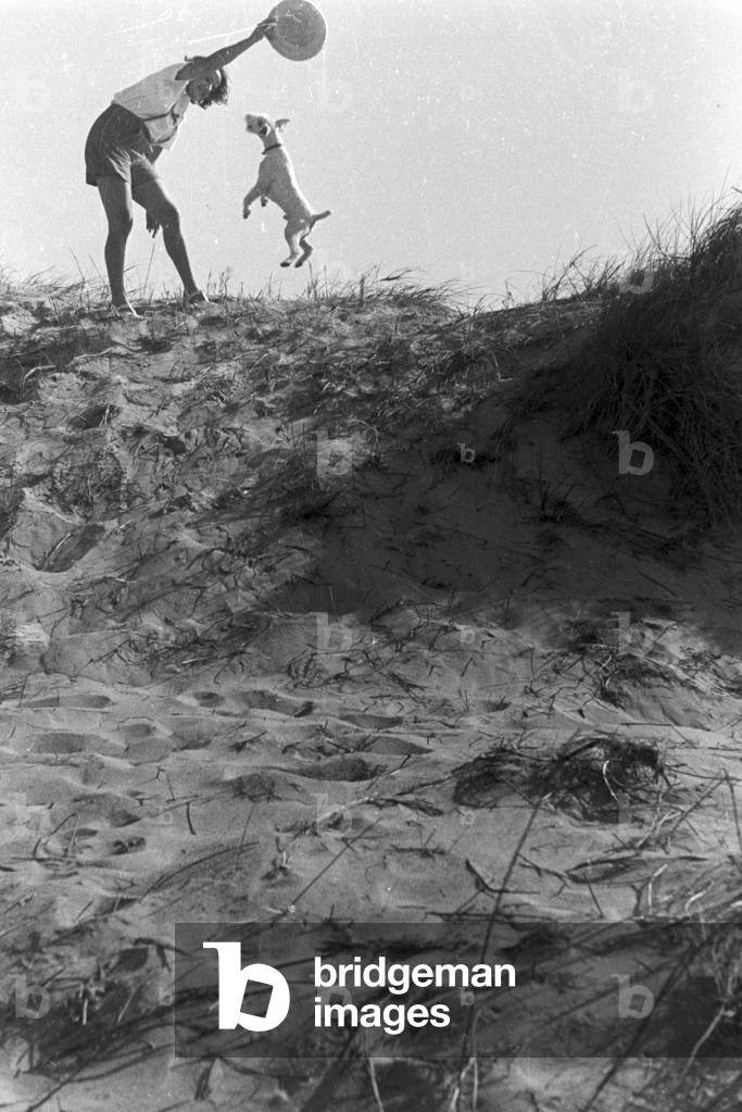 Vacation at the Baltic Sea, Germany 1930s (b/w photo)