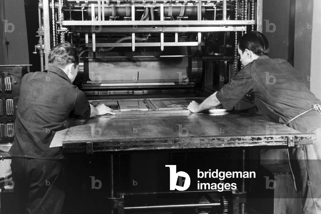 A rotary printing presses in the plants of the mechanical engineering company MAN (Maschinenfabrik Augsburg-Nürnberg), Germany 1930s (b/w photo)