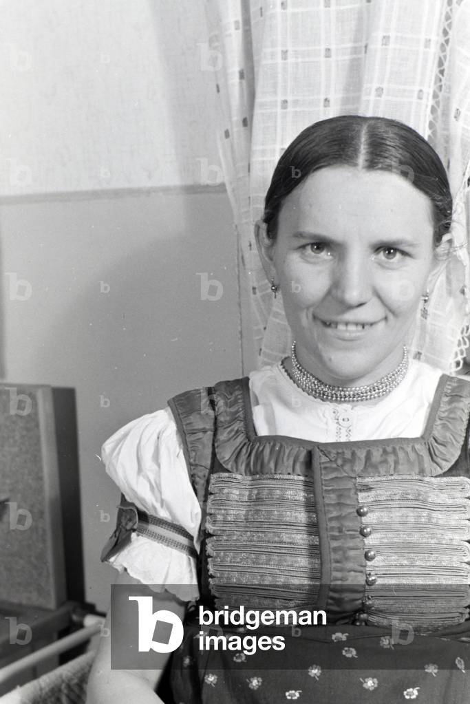 Silesian embroiderer, Schönwald in Upper Silesia, Germany 1930s (b/w photo)