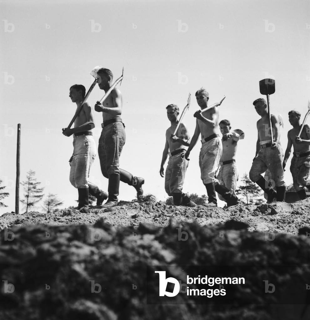 Soldiers during construction work in summer, Germany 1930s (b/w photo)