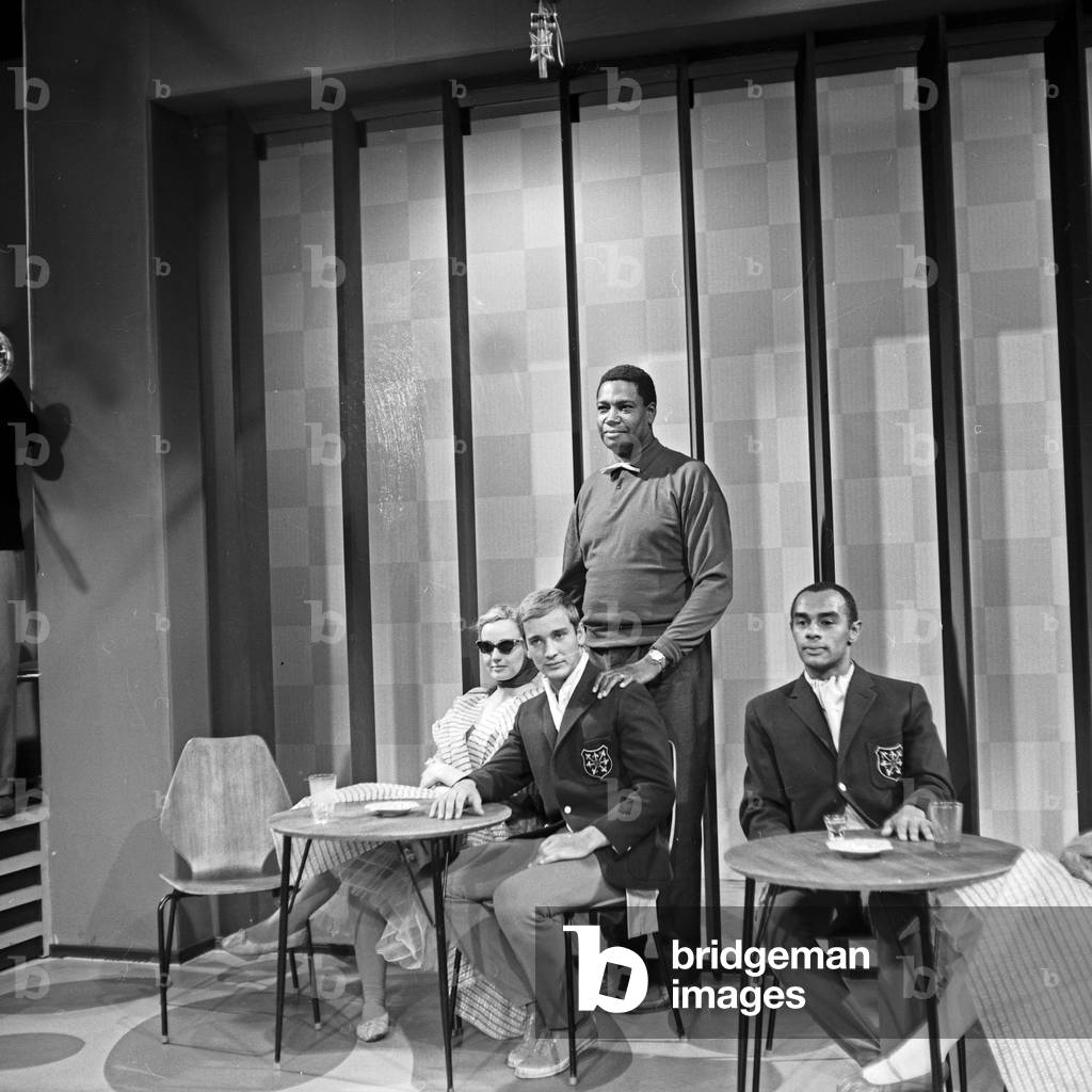 Kenneth Spencer singing in a TV entertainment show, Germany 1960s