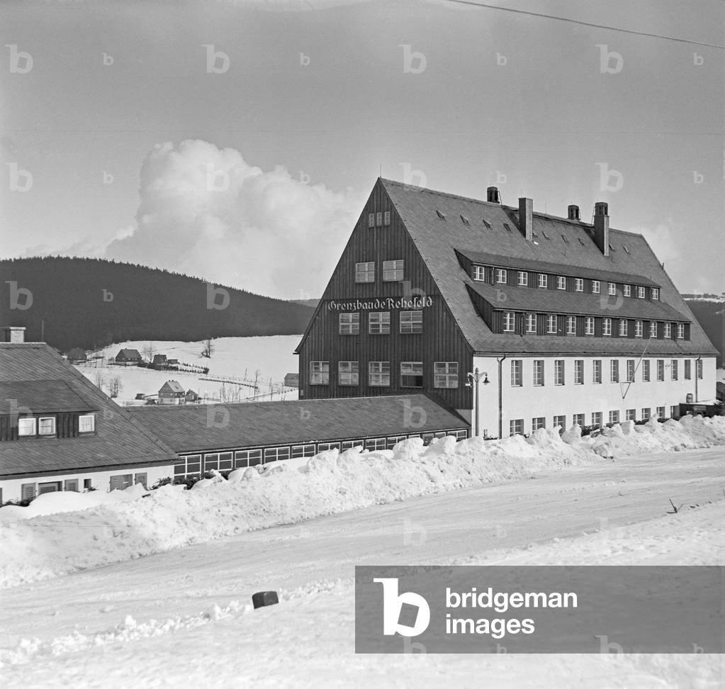 An excursion to the ski region Reheberg in the Erz Mountains, Germany 1930s (b/w photo)