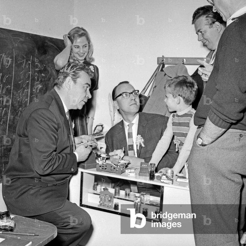German entertainer and TV host Peter Frankenfeld and his wife Lonny Kellner having guests at his house, Germany 1960s