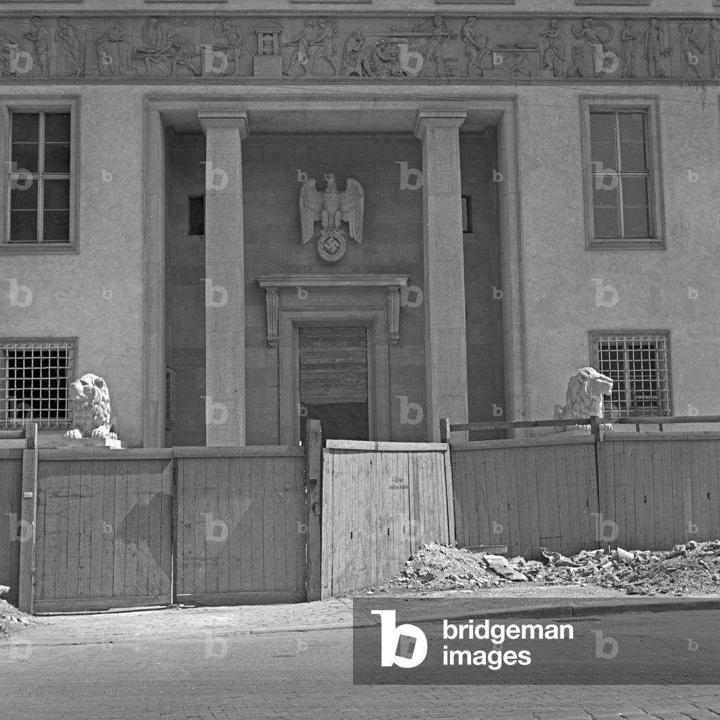 Redesigning Berlin - entrance of the new mint at Molkenmarkt, one of the modern administrative buildings of Berlin, Germany 1940 (b/w photo)