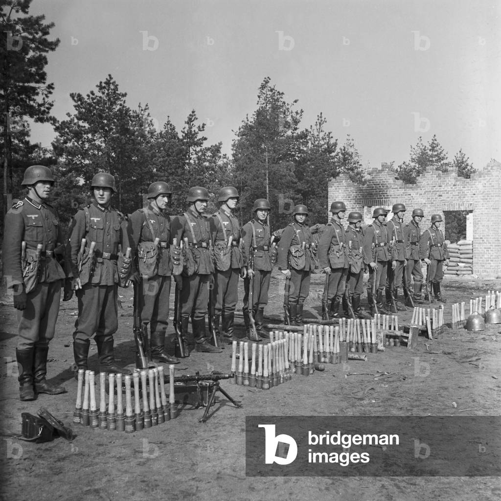 Engineering soldier group with equipment, Germany 1940s (b/w photo)