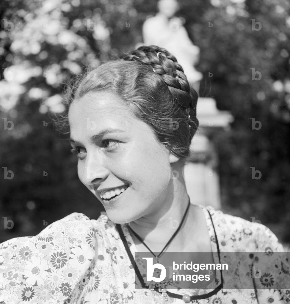 Portrait of a young woman, Germany 1930s (b/w photo)