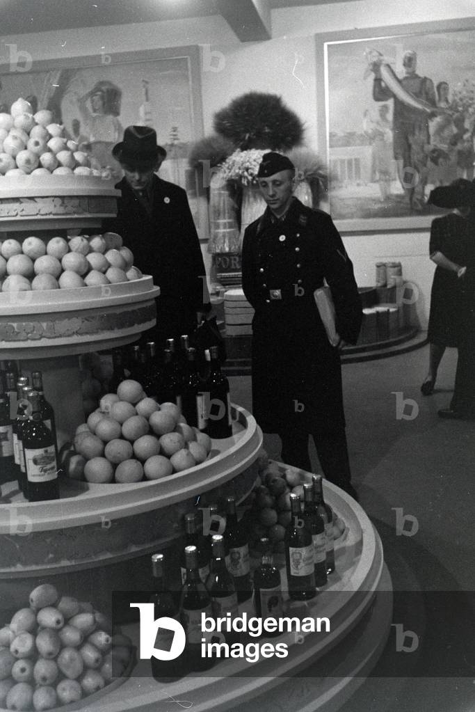 Visitors of the Leipziger Frühjahrsmesse in front of stand with Mediterranean delicacy, Germany 1941 (b/w photo)