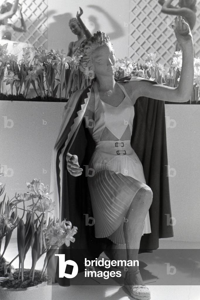 Display dummy with coat and dress, made of the synthetic rubber vistra of the chemistry company I, G. Farbenindustrie AG, Germany 1940s (b/w photo)