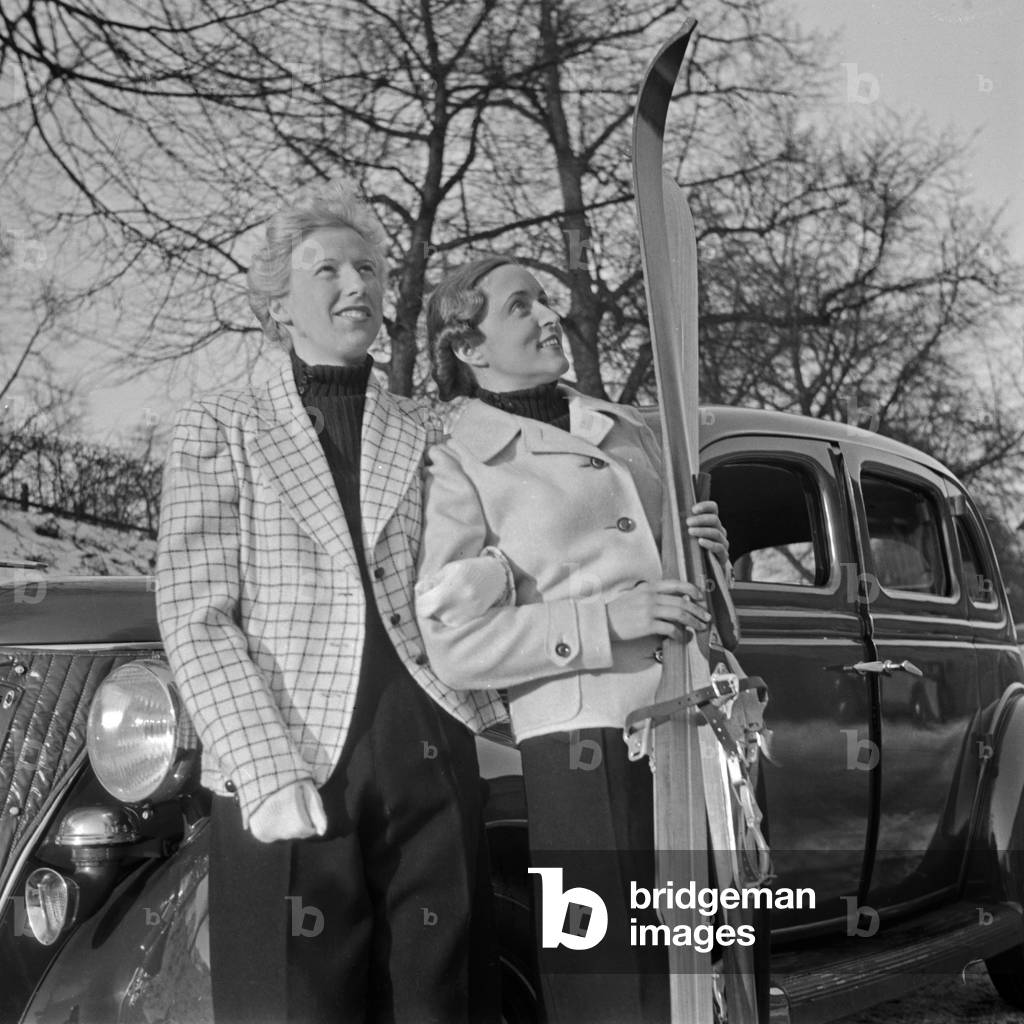 On ski vaction with the Ford V8, Germany 1930s (b/w photo)