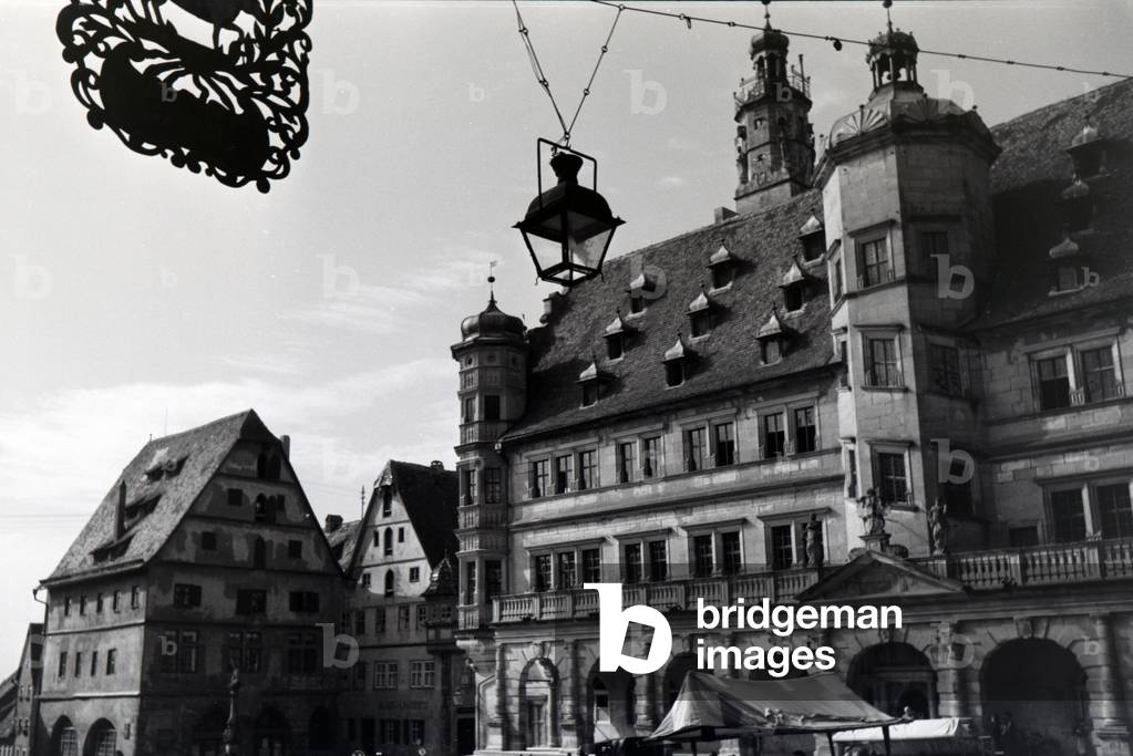 The big square in front of the impressive townhall with its Renaissance facade and the Gothic part with the tower behind it, Rothenburg ob der Tauber, Germany 1930s (b/w photo)