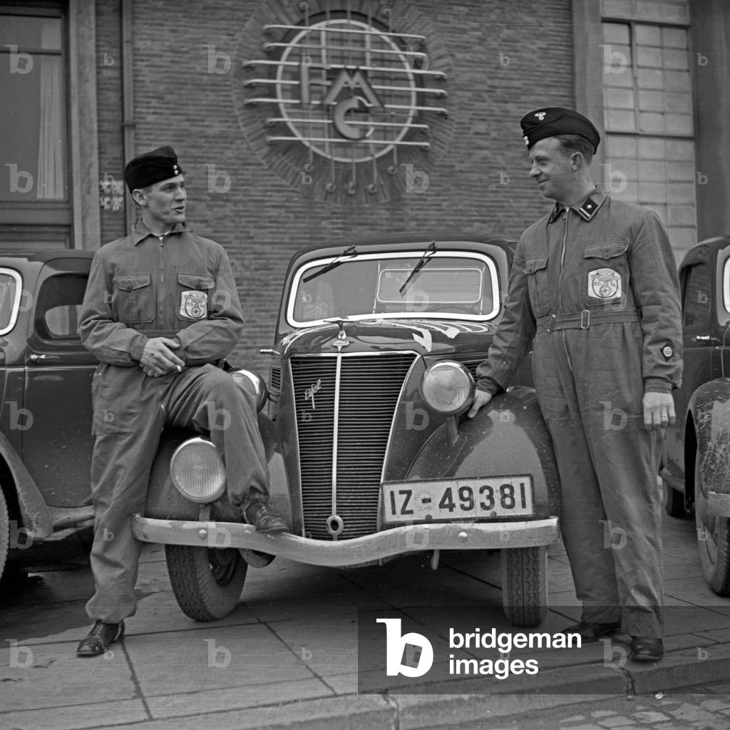 A driver team with its Ford model Eifel in front of the German Ford headquarters at Cologne, Germany 1930s (b/w photo)
