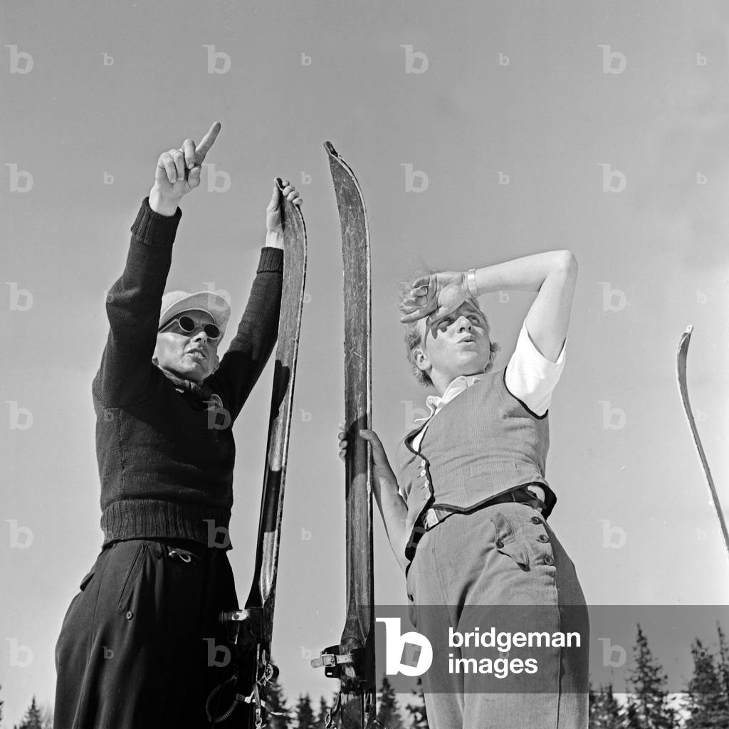 A couple having a break from skiing, Germany 1930s (b/w photo)