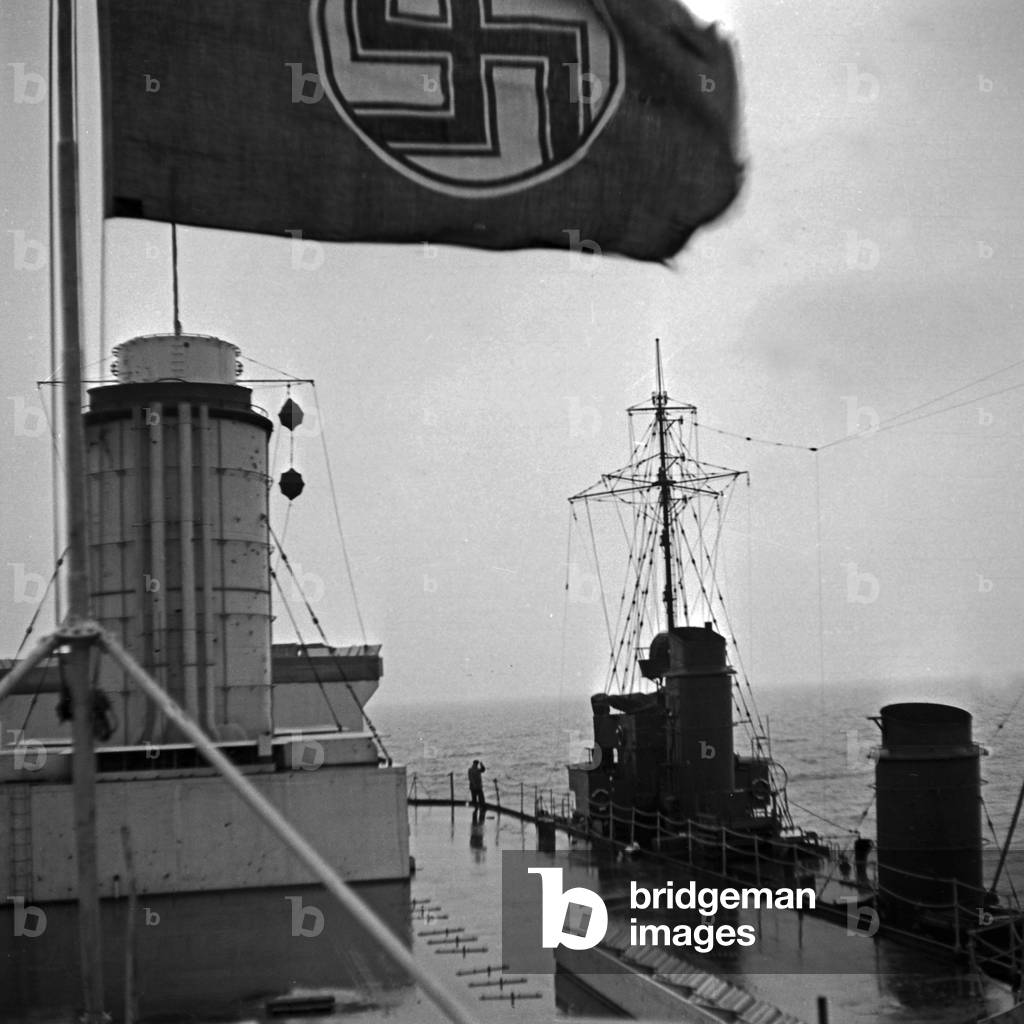 A minesweeper coming by a ship wreck to draw conclusions about missile targetting, Germany 1930s- (b/w photo)