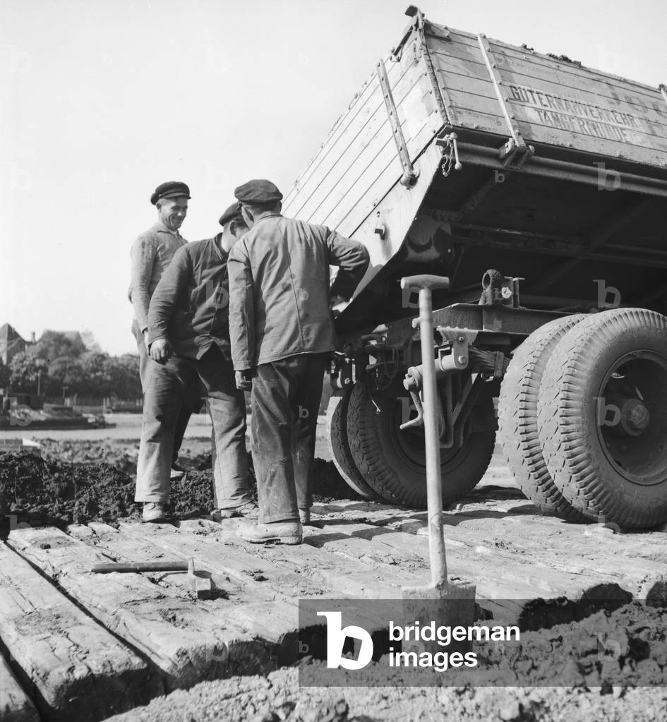 Working in a construction area, Germany 1930s (b/w photo)