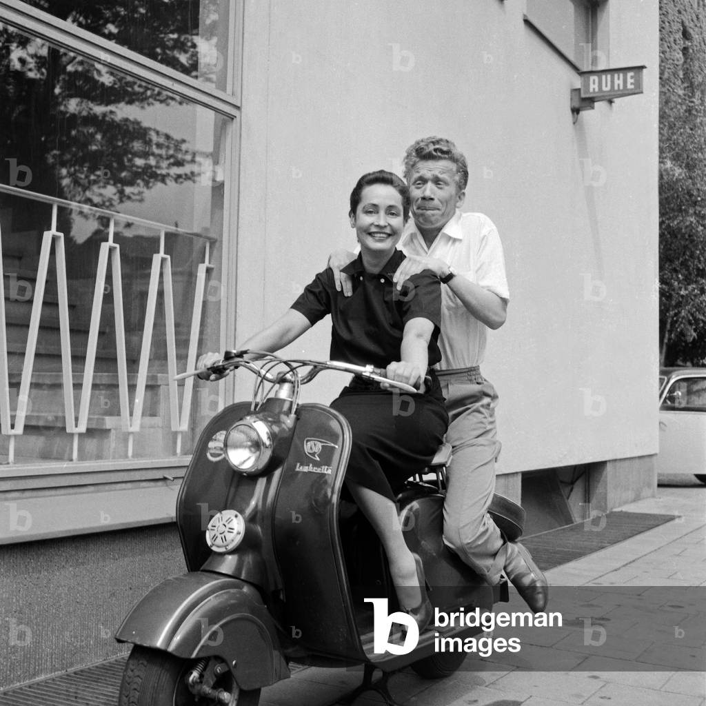German actors Hannrlore Schroth and Heinz Reincke in the courtyard of German radio and TV station NDR at Hamburg, 1956