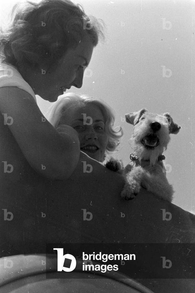 A ride with the Ford V8, Germany 1930s (b/w photo)