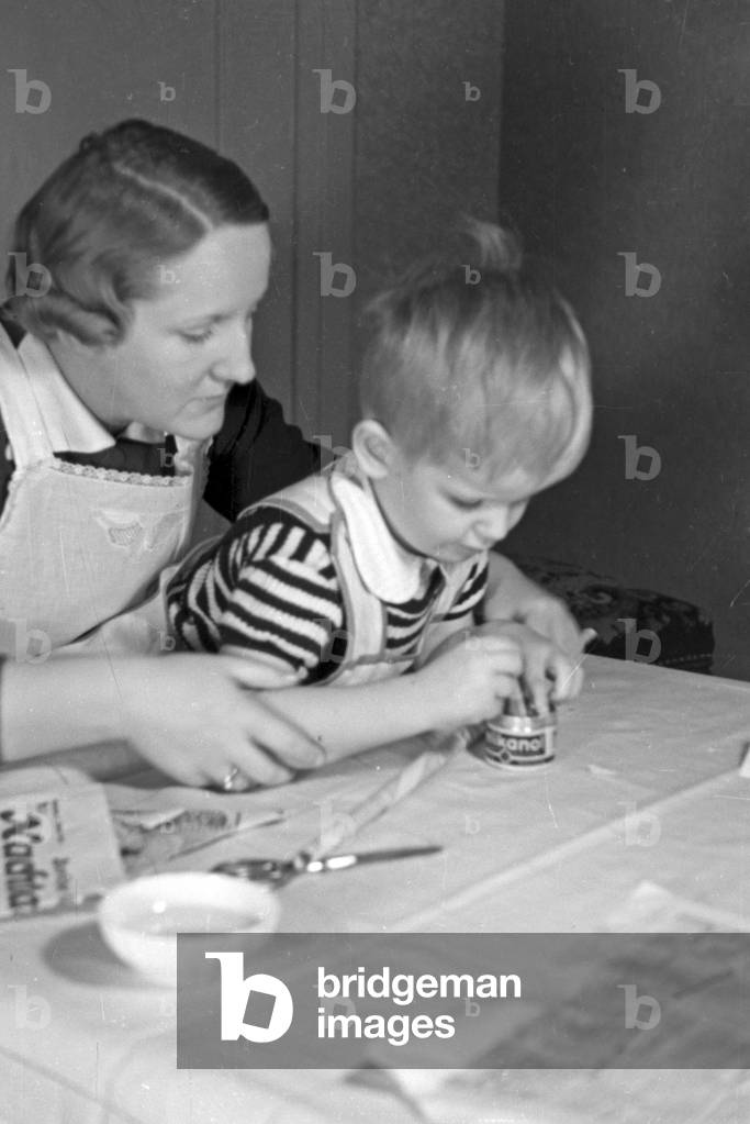 Mother and child doing handicrafts, Germany 1930s (b/w photo)