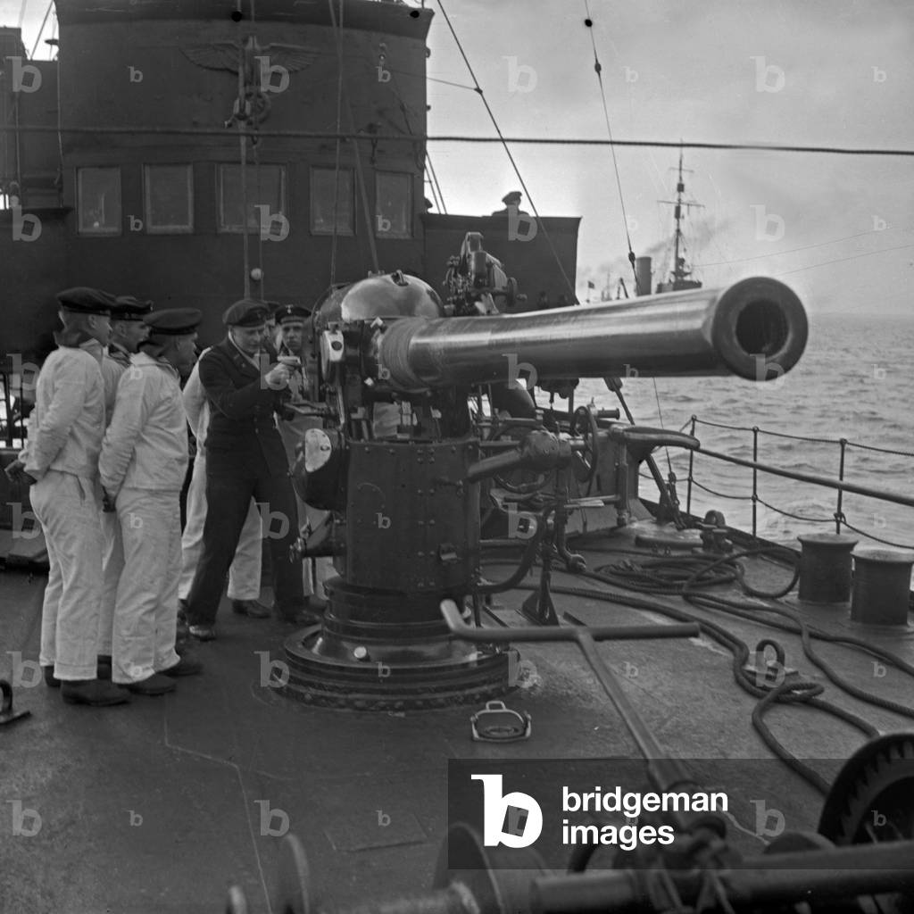 Navy recruits of the 2nd minesweeper flotilla exercising with their petty officer, Germany 1930s (b/w photo)