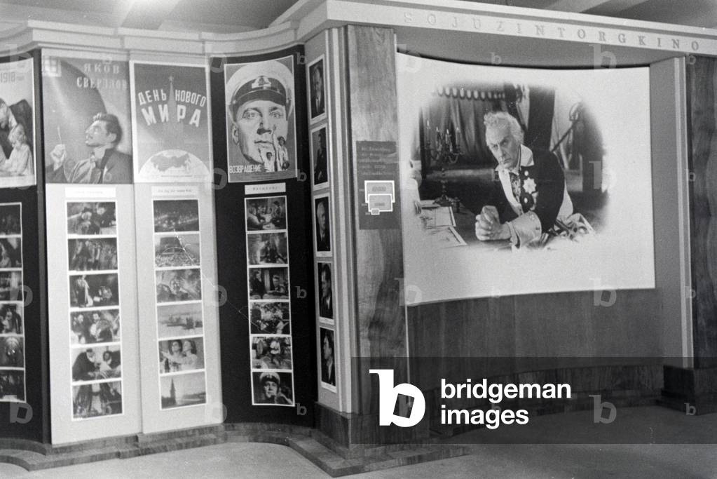 A stand with promotion for soviet films by the company Sojuzintorg on the Leipziger Frühjahrsmesse, Germany 1941 (b/w photo)