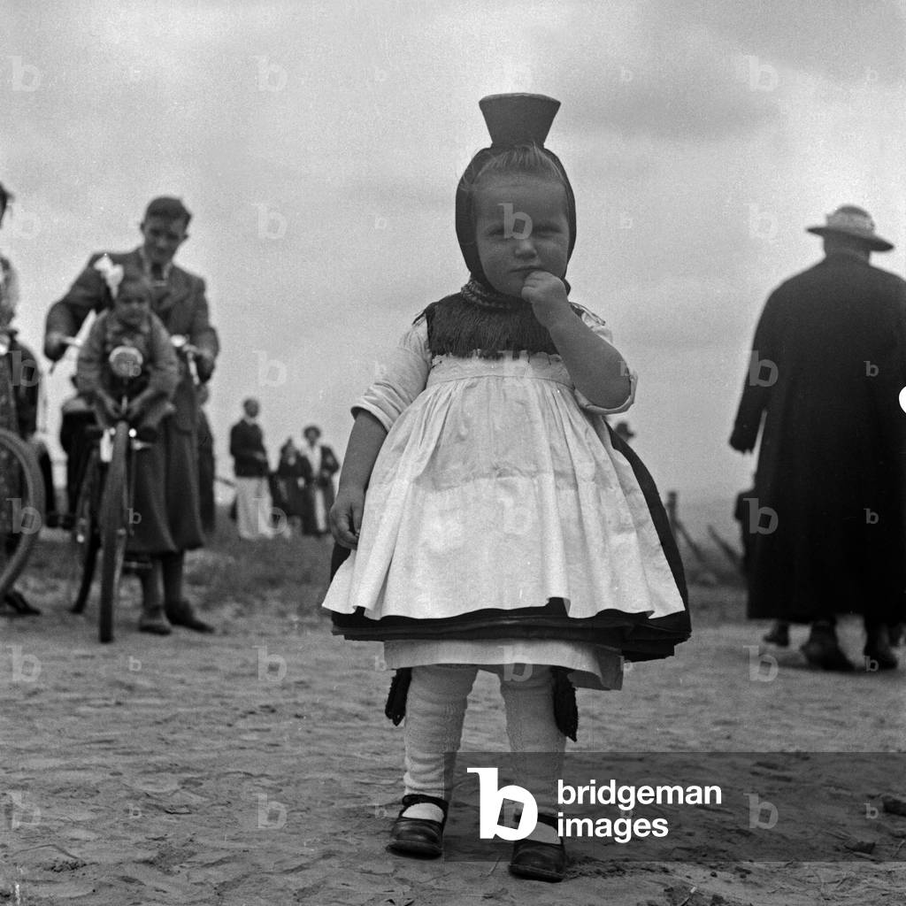 Little girl wearing the Western Hessian array of the Schwalm area, Germany 1930s (b/w photo)