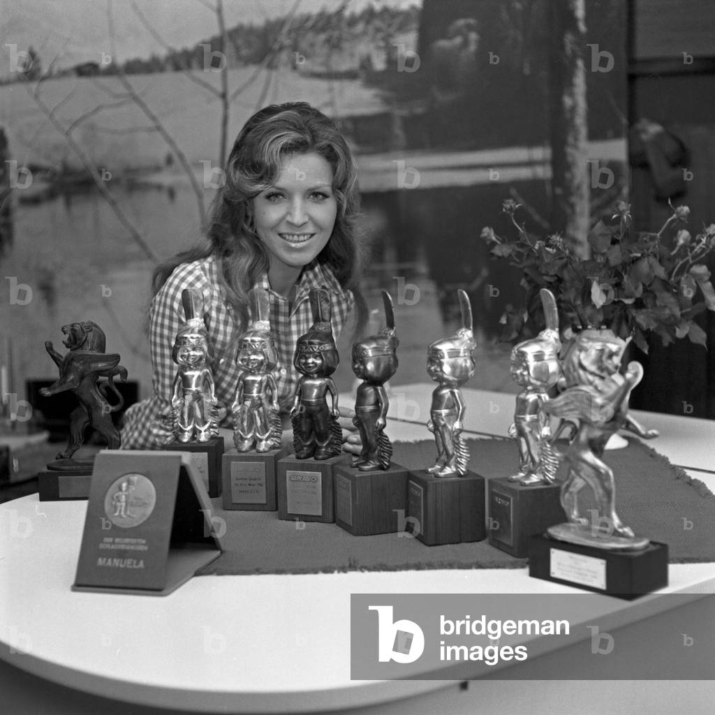 German schlager singer Manuela with audience prizes she won, Berlin 1972