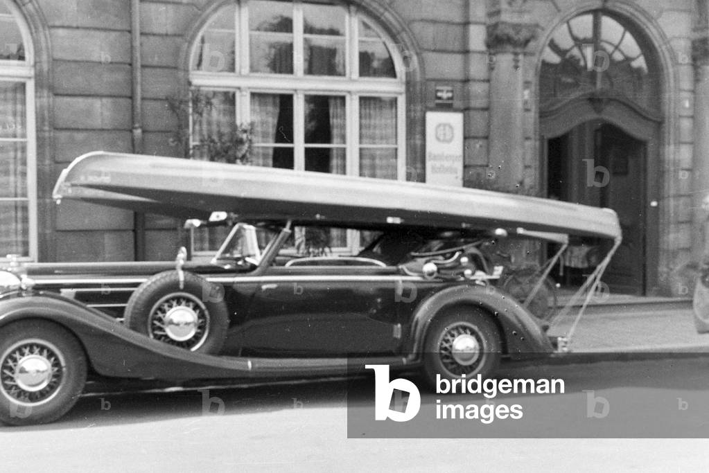 An Audi convertible loaded with two kajaks, Germany 1930s (b/w photo)