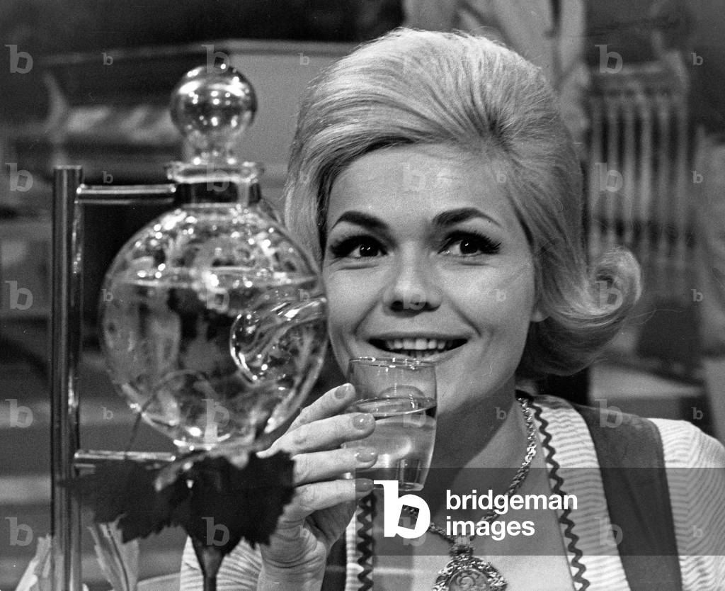 German schlager singer Christa Williams having a glass of water, Germany early 1960s