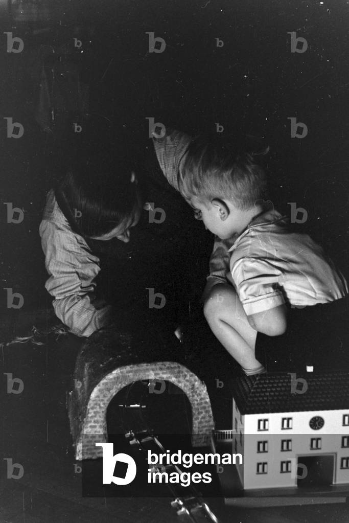 A family celebrating Christmas, Germany 1930s (b/w photo)