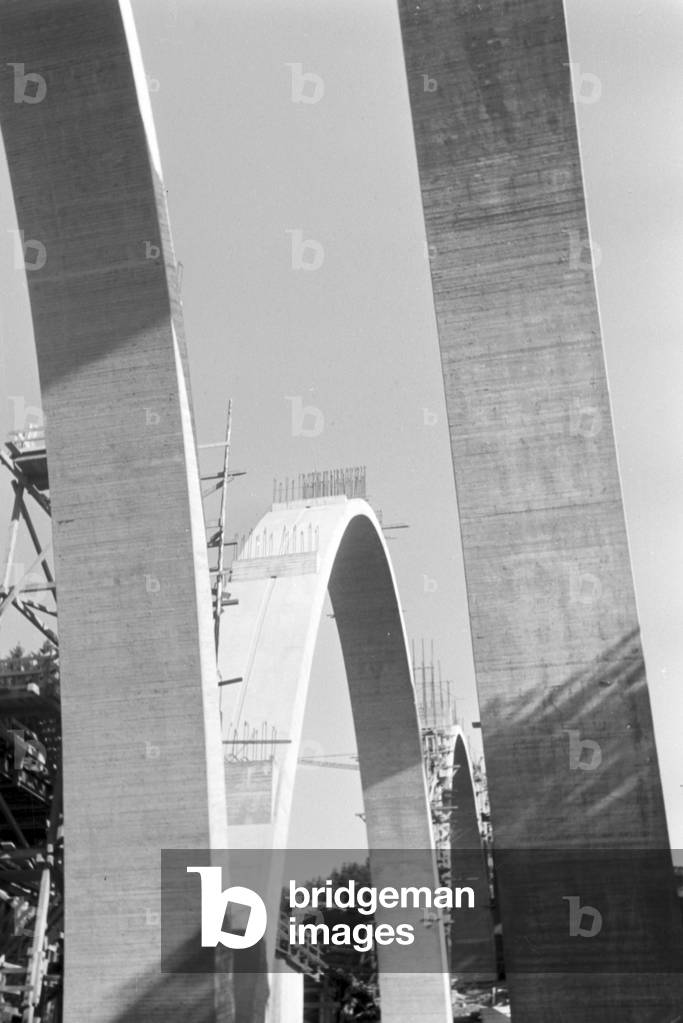Construction of the motorway bridge near Stuttgart, Germany 1930s (b/w photo)