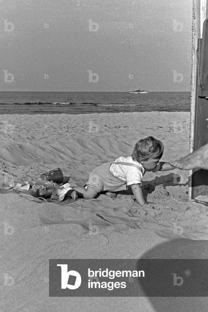 Holidaymakers at the beach of the Baltic Sea, Germany 1930s (b/w photo)