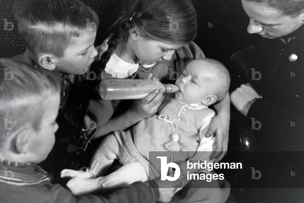 Members of an extended family with the newborn baby, Germany 1930s (b/w photo)