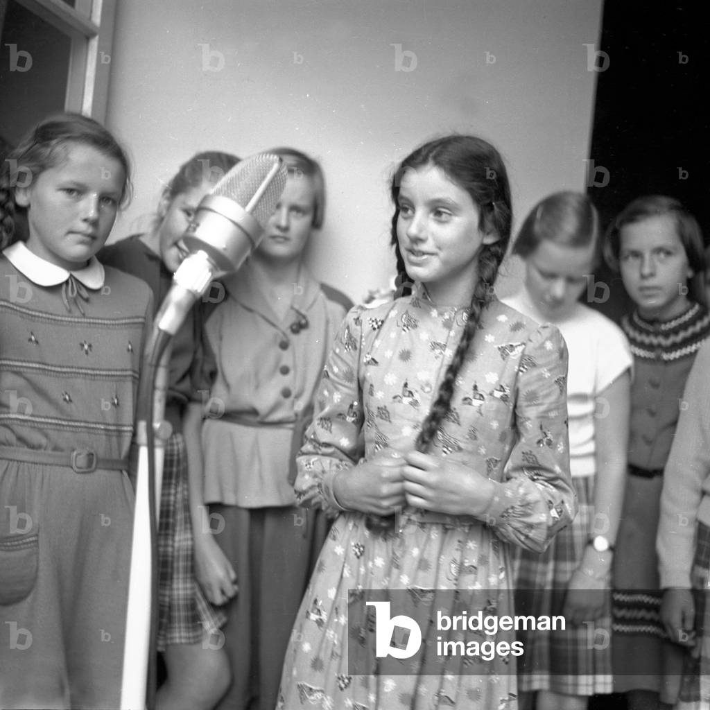 A bunch of girls in front of a microphone at German radio station NWDR, Hamburg 1954