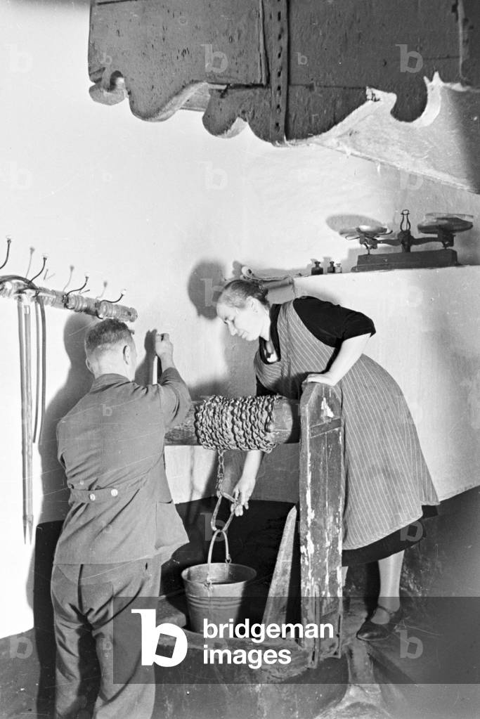 Winegrower at work, Germany 1930s (b/w photo)