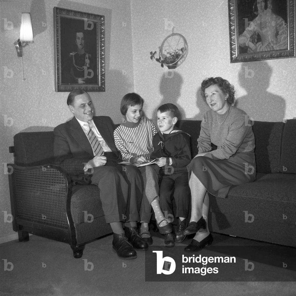 Von Albedyll family under the portrait of an ancestor, Hamburg 1955