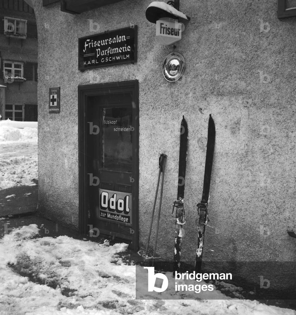 Winter vacation at the Arlberg area, Austria 1930s (b/w photo)