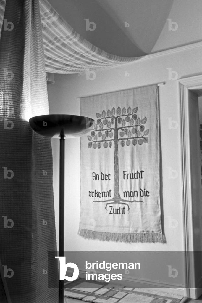 Tapestry with aphorism as a product of Adolf Bauer & Sons' weaving mill as exhibits, Germany 1940s (b/w photo)