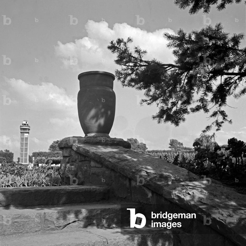 Amphora at Grugapark gardens at Essen with the Grugaturm look-out in the background, Germany 1930s (b/w photo)