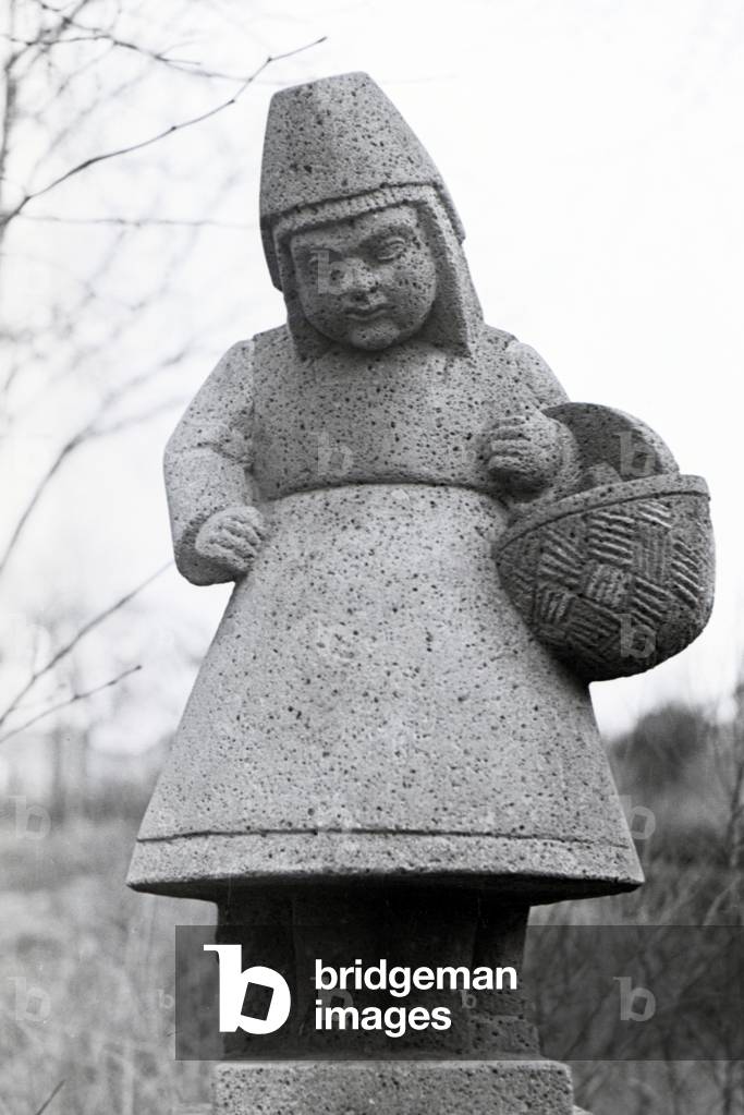Sculpture of a chiseller school in Mayen, Germany 1937 (b/w photo)