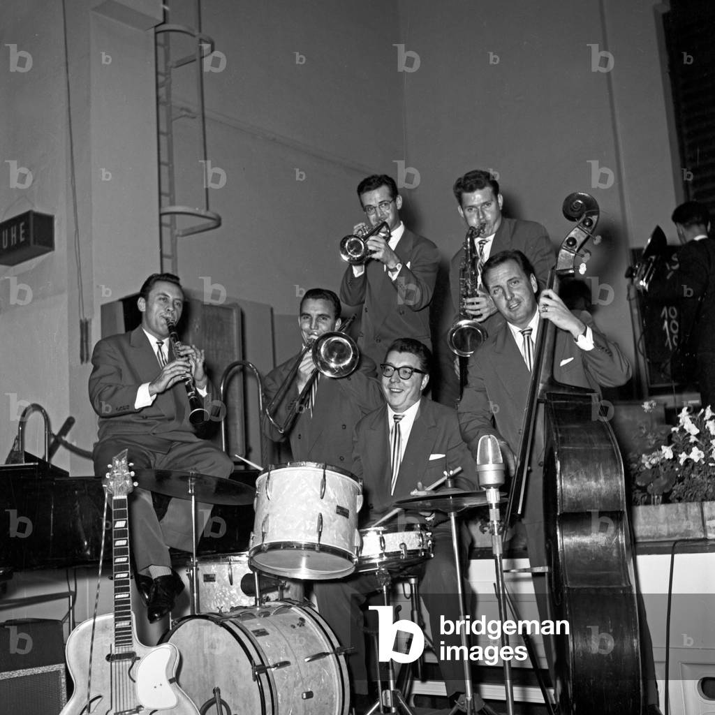 Famous Hazy Osterwald Sextet consisting of Hazy Osterwald (trumpet), Ernst Hoellerhagen (clarinet), Sunny Lang (Bass), Gil Cuppini (drums), Pierre Cavalli (guitar) und Francis Burger (piano), performing at Hamburg, Germany 1950s