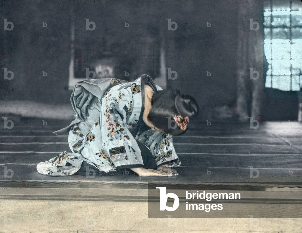 Japan, Geisha at the traditional welcoming for guests. Image date: circa 1920. Carl Simon Archive
