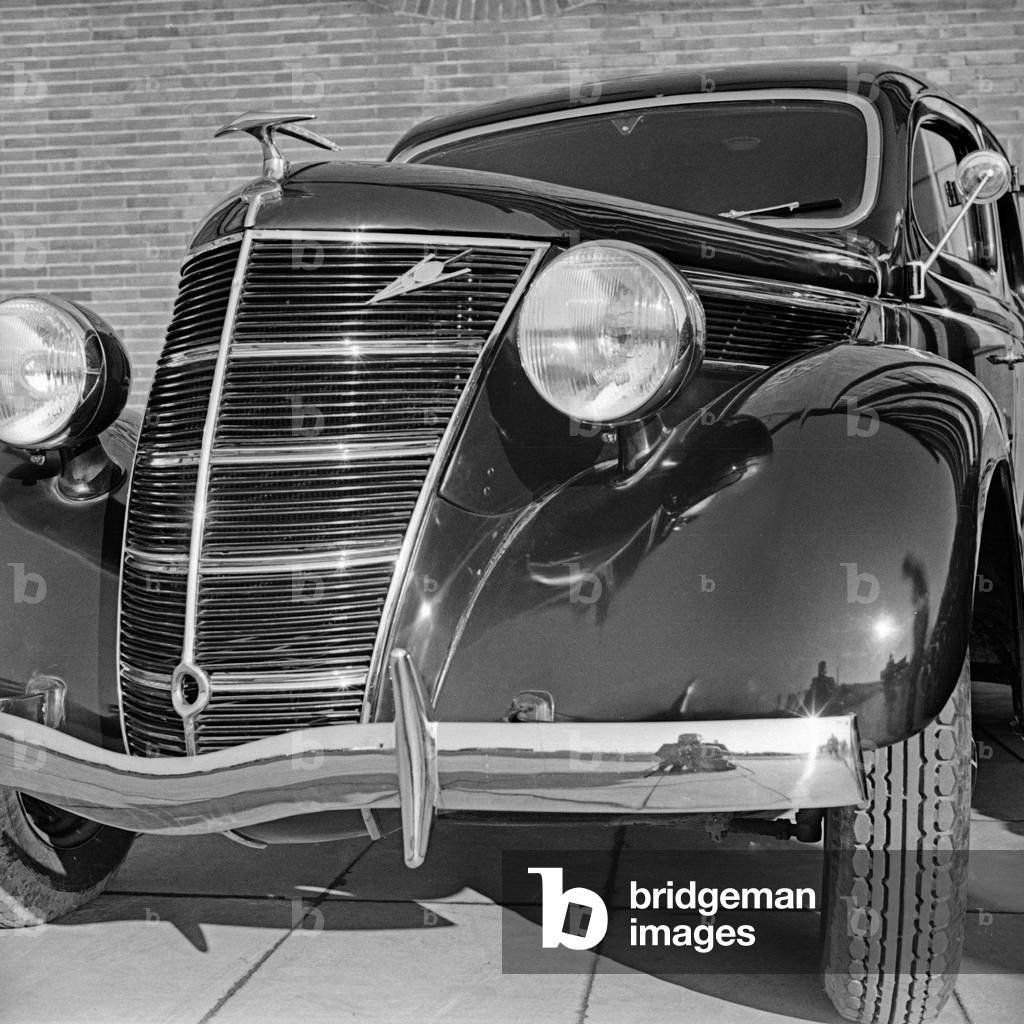 Front of a Ford V8 in front of the German Ford headquarters at Cologne, Germany 1930s (b/w photo)