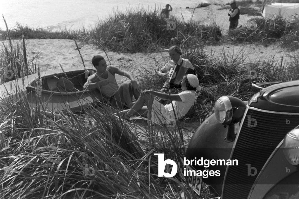 Vacation at the Baltic Sea, Germany 1930s (b/w photo)