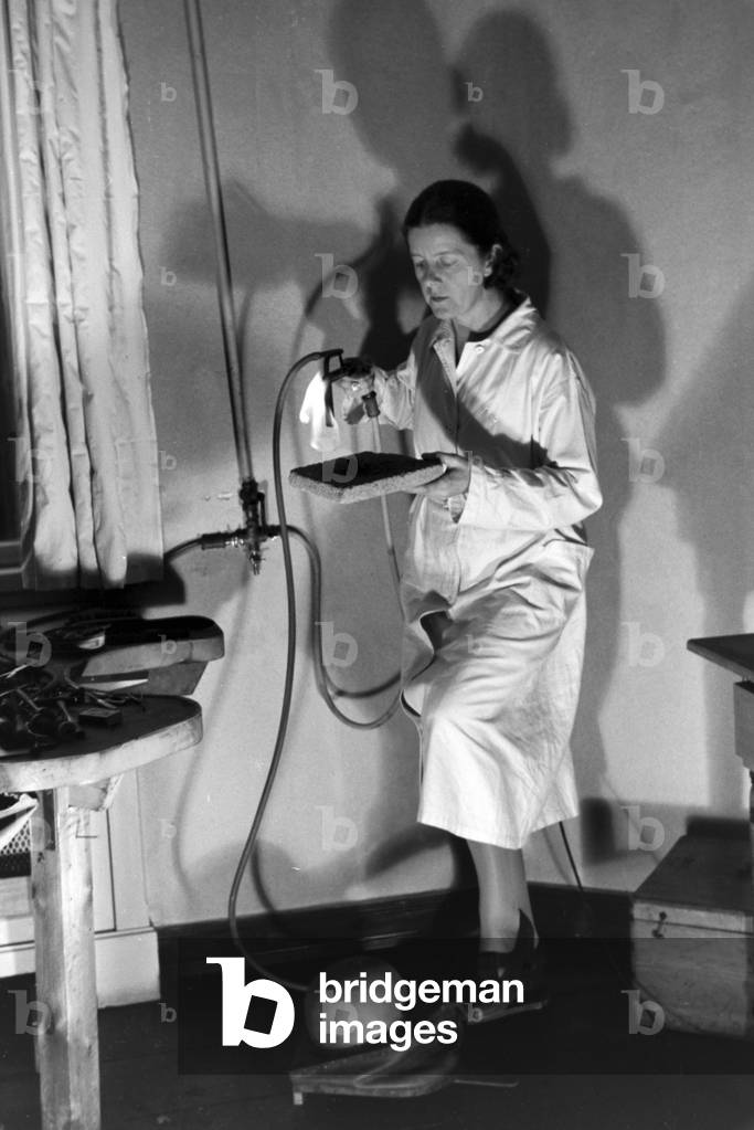 A goldsmith working on a piece of jewellery, Germany 1930s (b/w photo)