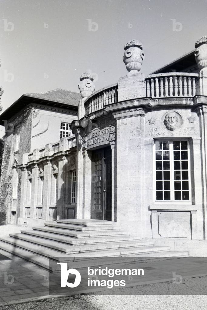 The university library in the Bonatzbau with a set of portraits of famous scholars in the building fassade, Tübingen, Germany 1930s (b/w photo)
