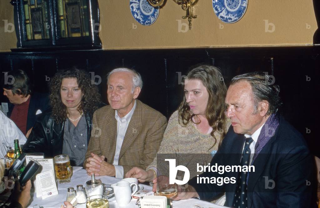 German actors Evelyn Hamann, Vicco von Buelow aka Loriot, Margarete Jacobs and Will Quadflieg at a restaurant in Hamburg, 1984