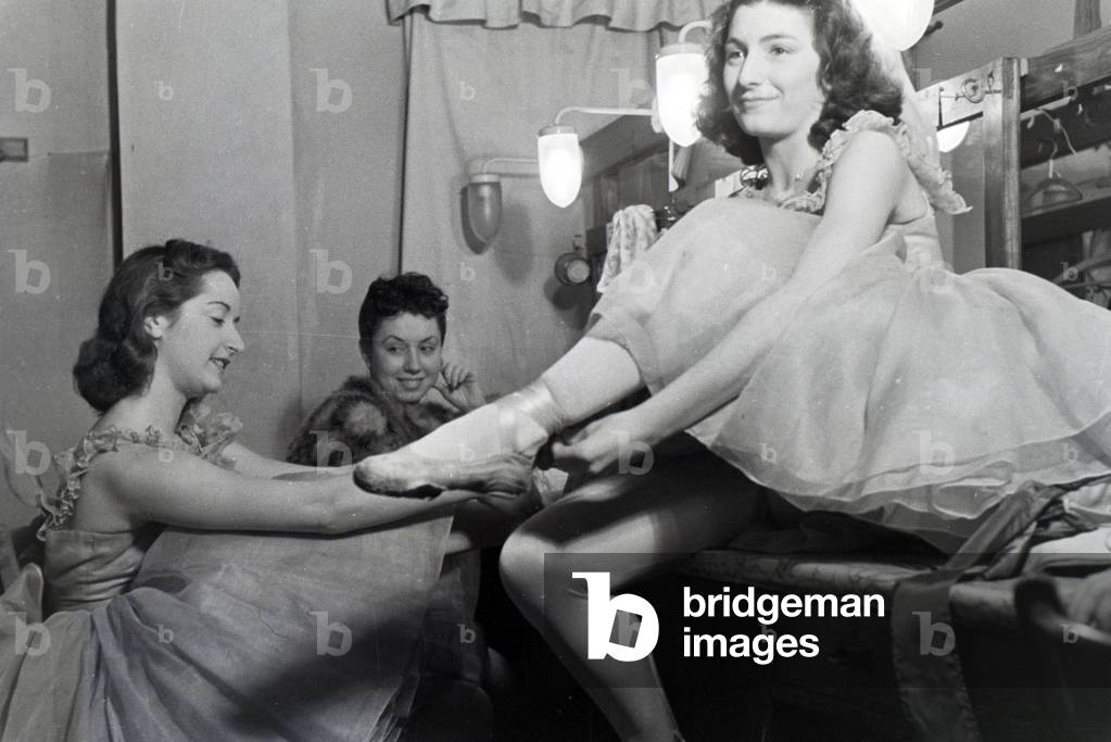 Chorus girls in the changing room in the opera in Rome, Italy 1940s (b/w photo)